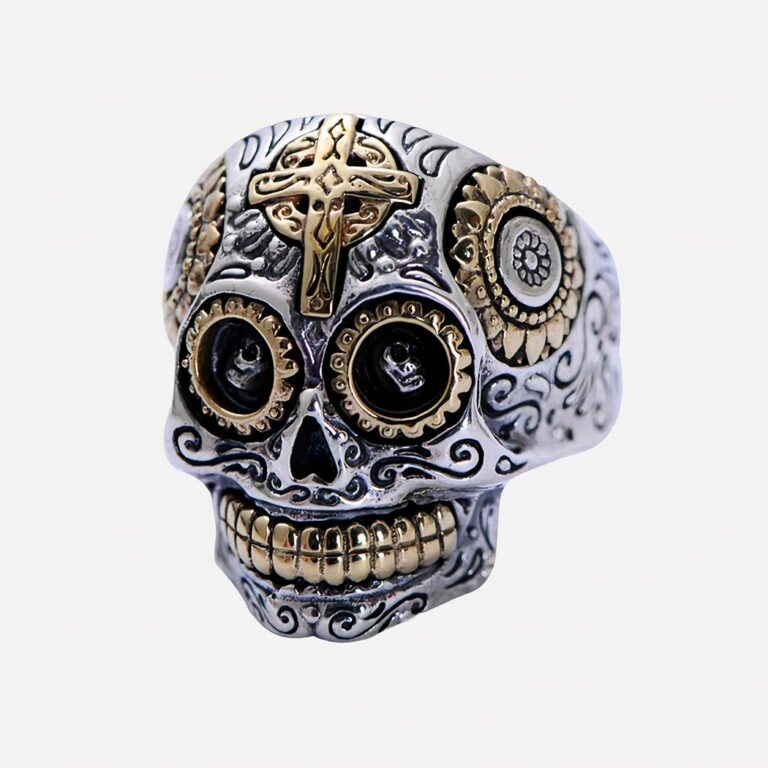 Bague tête de mort homme bicolore en argent sterling Photo d'une bague tête de mort homme bicolore en argent sterling avec croix sur le front sur fond blanc