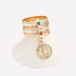 Bague avec un médaillon posée sur un support.