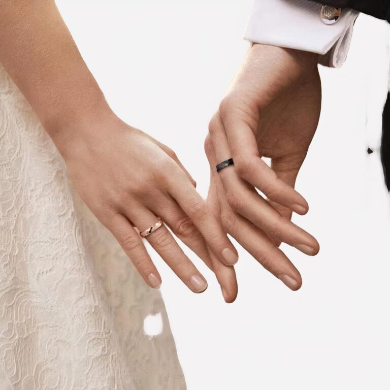 Deux mains de mariés qui porte chacun la même alliance, un anneaux minimaliste, mais de couleur différente