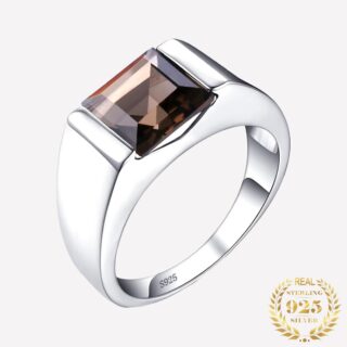 Photo d'une bague index pour homme en argent et quartz fumé marron sur fond blanc