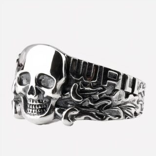 Anneau bague argenté sur fond gris.