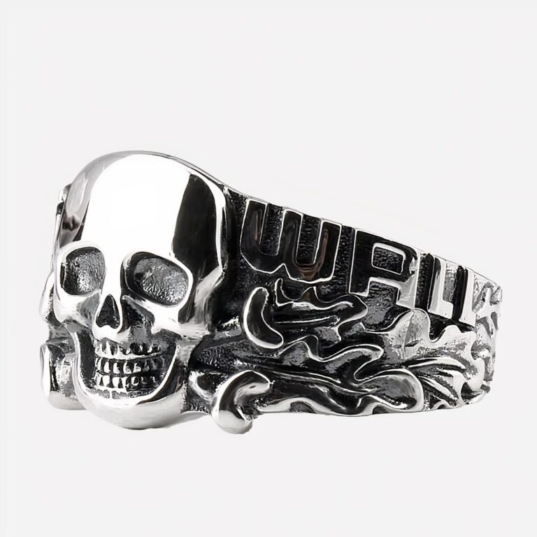 Anneau bague gothique pour homme Anneau bague argenté sur fond gris.