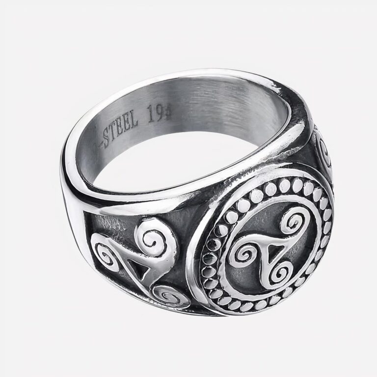 Photo d'une bague chevalière celtique pour homme argentée ornée de triskells, sur un fond blanc
