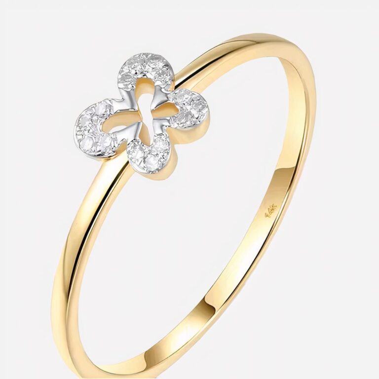 Bague fine dorée avec une fleur sur fond blanc.