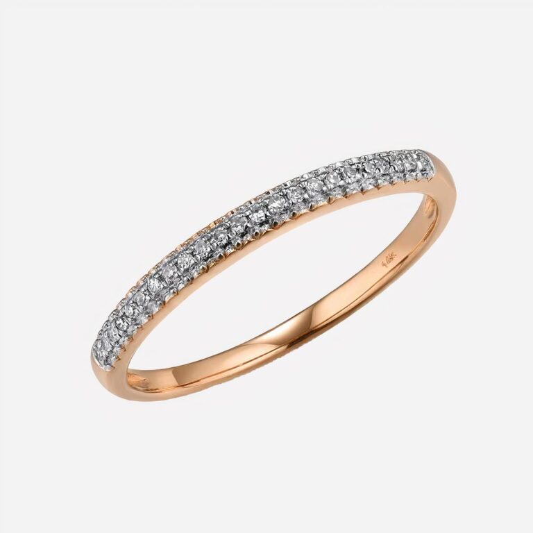 Bague fine or rose sur fond blanc.