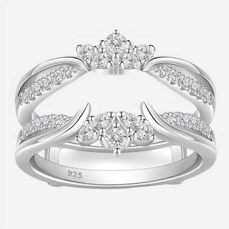 Bague argentée avec des pierres sur fond blanc.