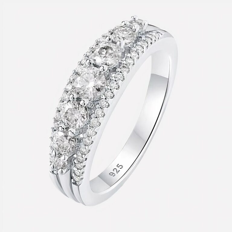 Bague argentée avec des pierres scintillantes sur fond blanc.