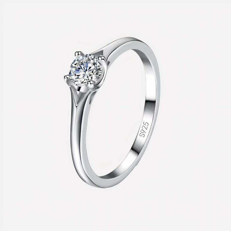 Bague argentée sur fond blanc.