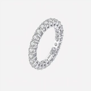 Photo d'une bague anneau femme pour auriculaire en argent sterling et moissanite sur fond blanc