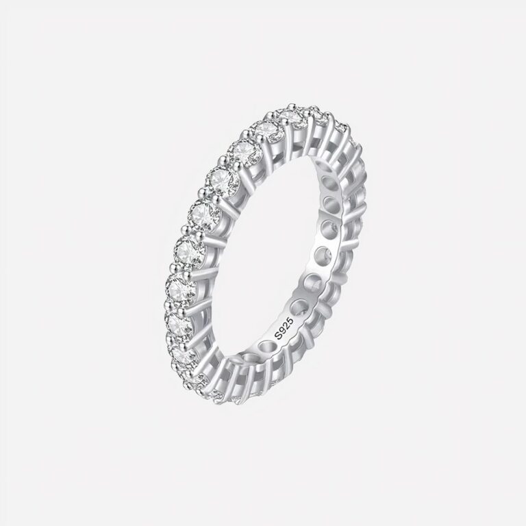 Bague auriculaire femme anneau argent sterling Photo d'une bague anneau femme pour auriculaire en argent sterling et moissanite sur fond blanc