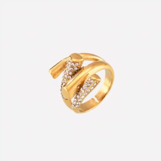 Photo d'une bague index femme dorée à segments géométriques et zirconiums sur fond blanc