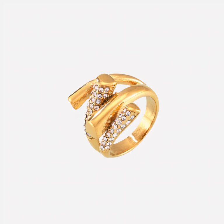 Photo d'une bague index femme dorée à segments géométriques et zirconiums sur fond blanc