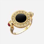 Bague vintage qui tourne dorée avec pierre noire au milieu doré