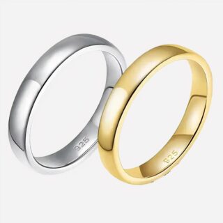 Deux bagues promesse sur fond blanc, une dorée, une argentée