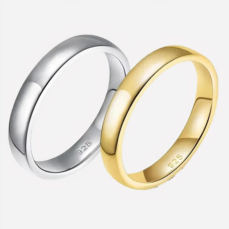 Bague de promesse en argent pour homme Deux bagues promesse sur fond blanc, une dorée, une argentée