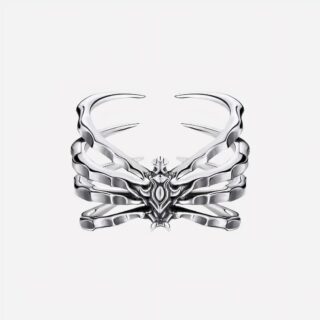 Bague araignée en argent sur fond blanc