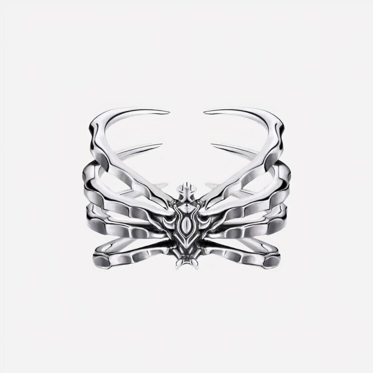 Bague araignée en argent sur fond blanc