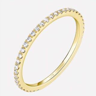 Anneau bague doré sur fond blanc.