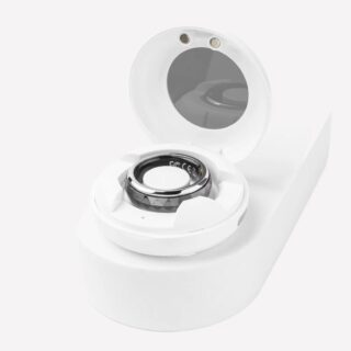 Bague connectée dans étui blanc