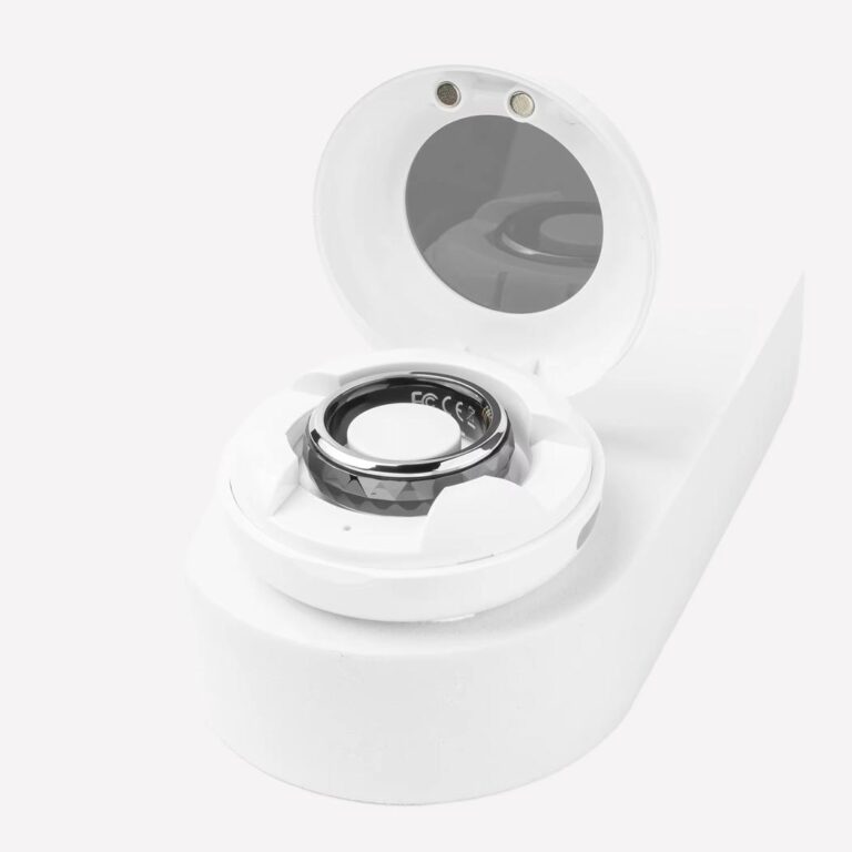 Bague connectée dans étui blanc