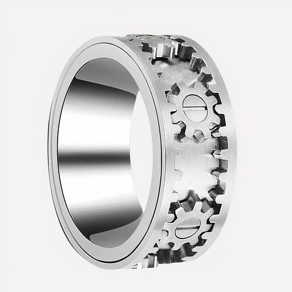 Bague argentée sur fond blanc avec des engrenages.