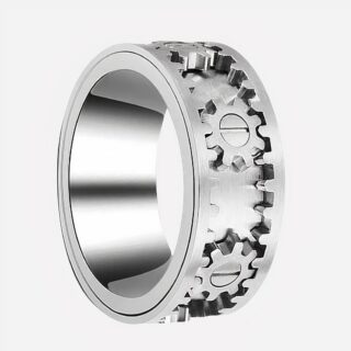 Bague argentée sur fond blanc avec des engrenages.