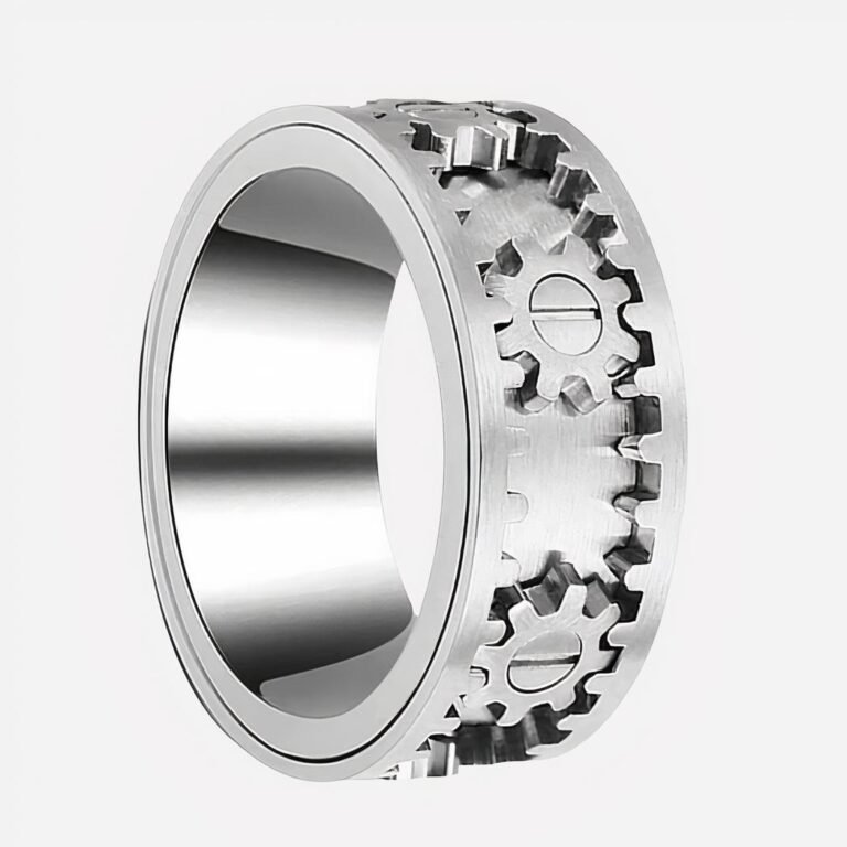Bague argentée sur fond blanc avec des engrenages.