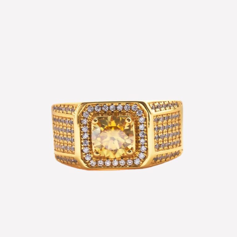 Bague gitan homme en argent zirconiums et moissanite Photo d'une bague gitan homme en argent plaqué doré, zirconiums et moissanite jaune au centre sur un fond beige rosé