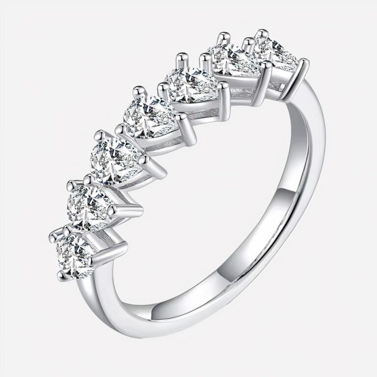 Anneau bague de pacs pour femme Anneau bague argenté sur fond blanc.