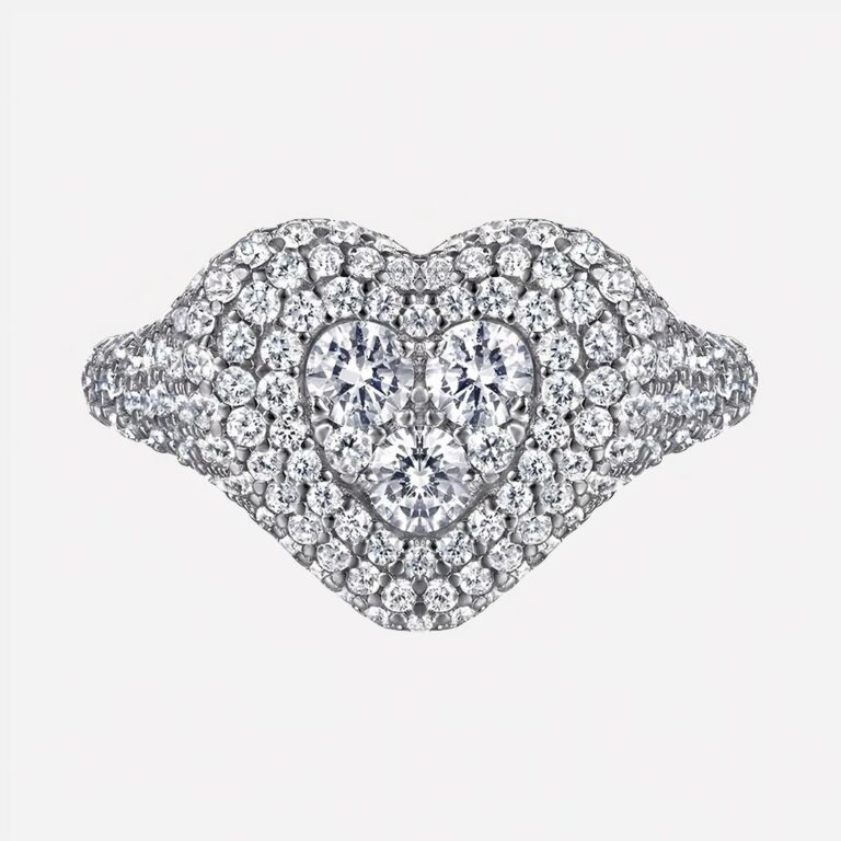 Bague index femme forme coeur en argent et zircons Photo d'une bague de forme coeur en argent et zirconiums sur un fond blanc