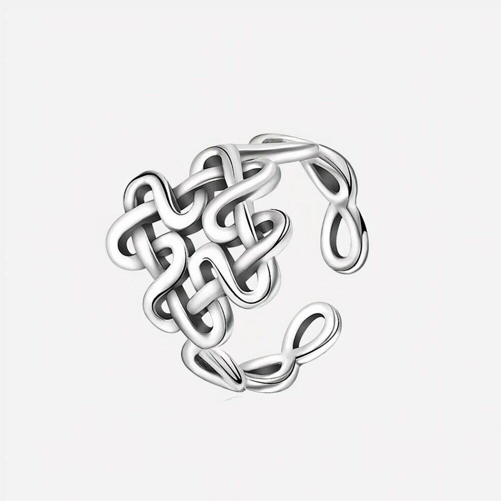 0-a50a7e.jpeg Bague argentée sur fond blanc.