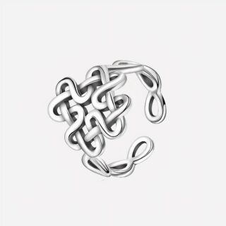 Bague argentée sur fond blanc.