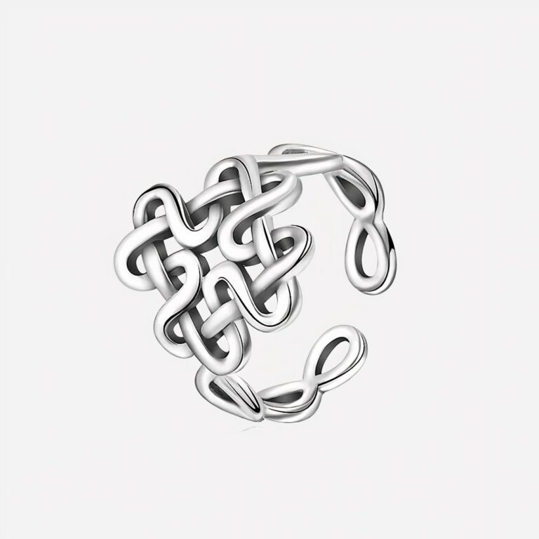 Bague argentée sur fond blanc.