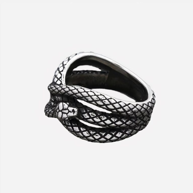 Bague serpent au repos argentée sur galet fond noir