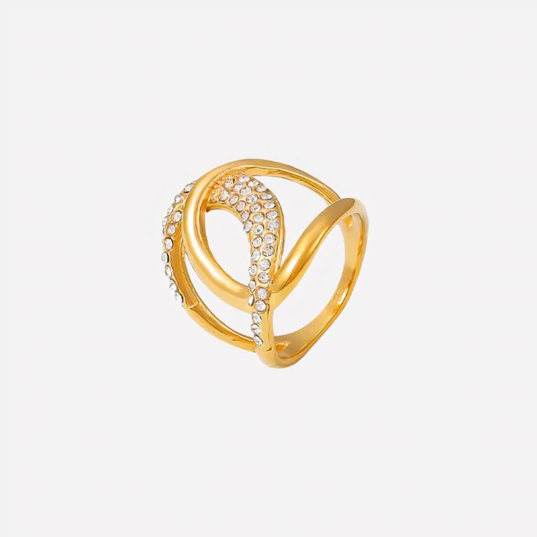 Photo d'une bague femme pour index dorée à boucles entrelacées et zirconiums sur un fond blanc