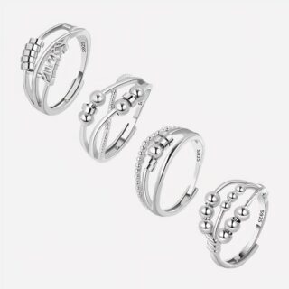 Quatre bagues anti-stress argentées sur fond blanc.