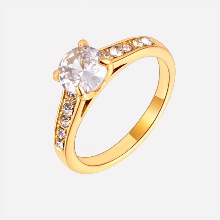 Bague fine dorée sur fond blanc.