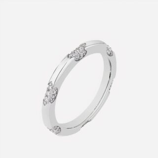 Photo d'une bague en argent pour auriculaire femme incrustée de moissanite sur fond blanc