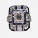 Bague art déco bleue et argentée sur fond uni.