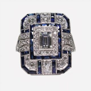 Bague art déco bleue et argentée sur fond uni.