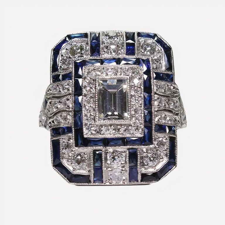 Bague art déco bleu et argent Bague art déco bleue et argentée sur fond uni.