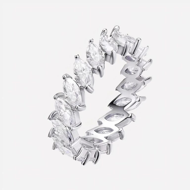 Bague anneau femme en argent sterling et moissanite marquise Photo d'une bague anneau en argent et moissanites pour auriculaire sur un fond blanc