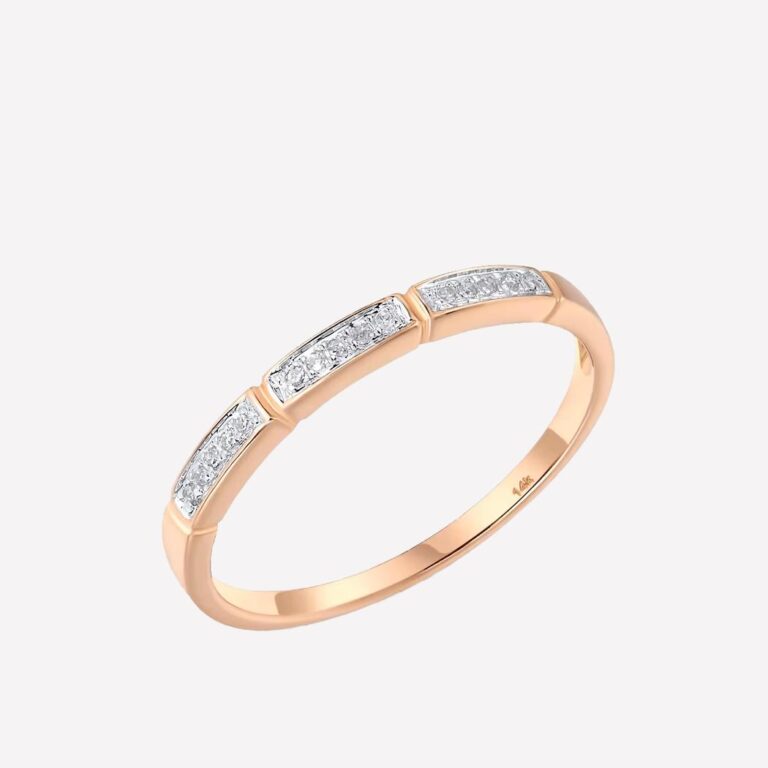 Bague fine en or rose pour femme.
