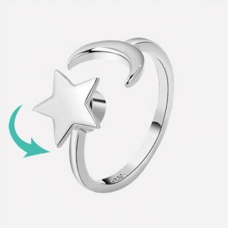 Bague argentée étoile sur fond blanc.