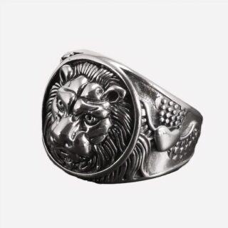 Photo d'une bague à tête de lion pour homme en argent sterling sur fond gris foncé