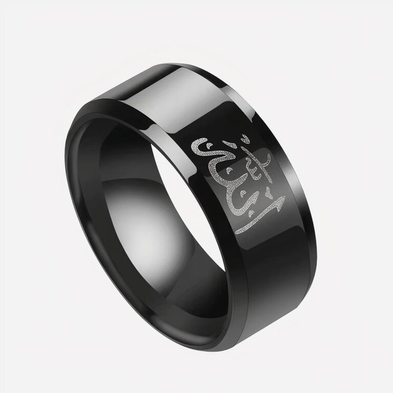 Bague islam Allah pour homme Bague noire sur fond blanc.