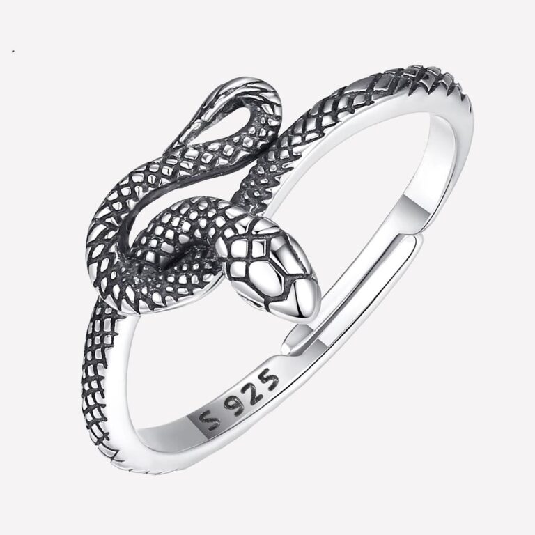 Bague serpent entremêlé en argent sur fond blanc