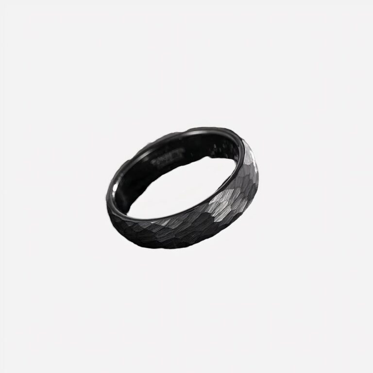 Bague noire promesse texture martelée moderne