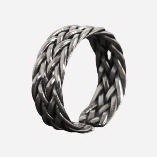 Bague tressée sur fond gris.