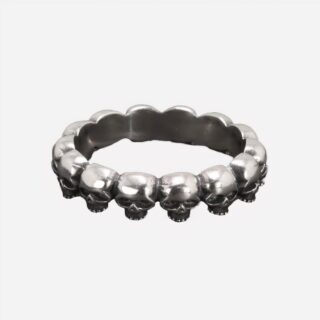 Fond noir bague tête de mort anneau argenté